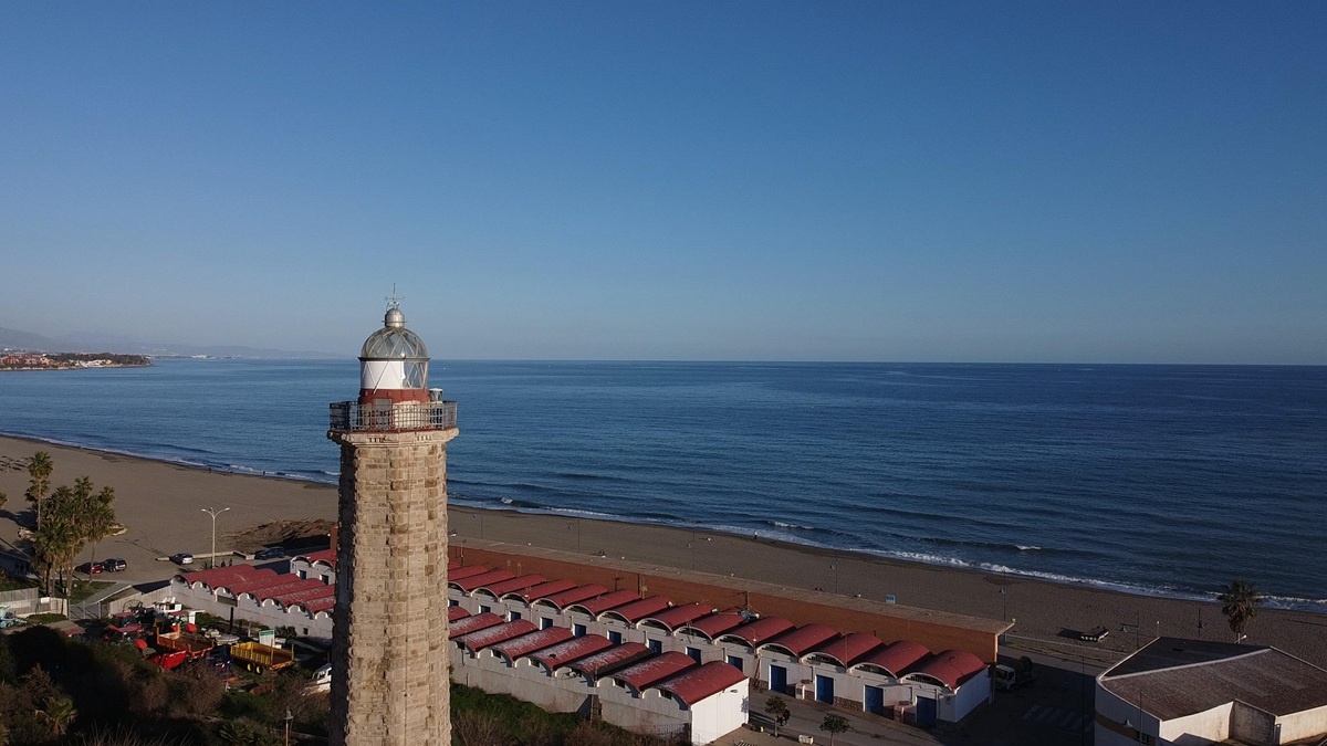 estepona_beach_front.jpg (231 KB)